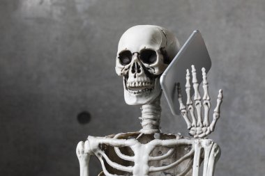 Telefonu olan bir iskelet modeli. 