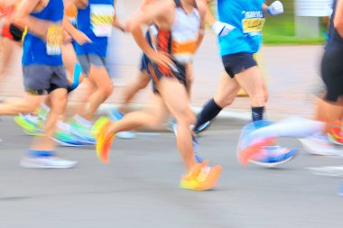 Bulanık maraton koşucuları şehirde koşuyor