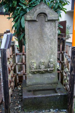 Çince sembollü taşların görünüşü, anıt konsept