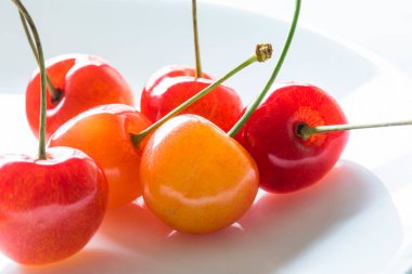 beyaz zemin üzerine kırmızı taze kiraz 