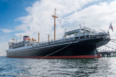 Gemi liman görünümünde, gündüz vakti 