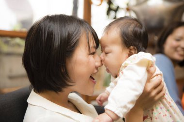 Asyalı anne ve tatlı bebeği.