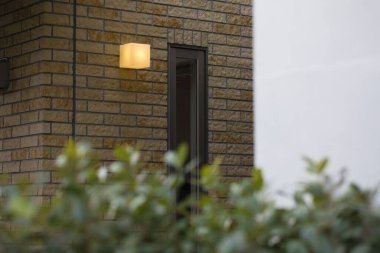 Modern ışık ve dar pencereli tuğla duvar