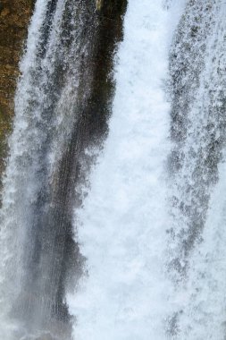 Şelaleden akan güzel su. Dağlarda şelale