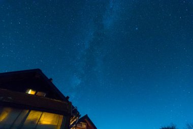 Gece gökyüzünde ve kırsal evlerde Samanyolu