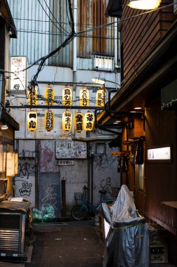 Tokyo, Japonya - 27 Kasım 2018: Japonya 'daki şehir caddesi manzarası 