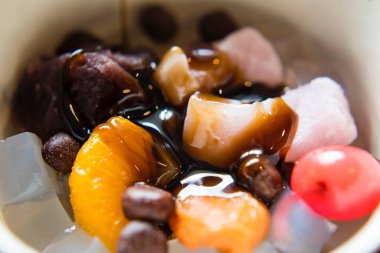 Lezzetli tatlı manzarası. Jöleli ve meyveli meyve salatası.