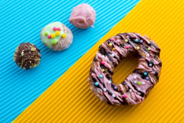 Kremalı ve serpiştirilmiş renkli donutlar. 