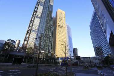 Yüksek binalar ve mavi gökyüzü - Tokyo, Japonya