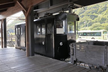 Platformda küçük siyah retro tren