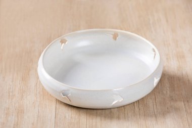 Ahşap yüzeyde boş seramik kase