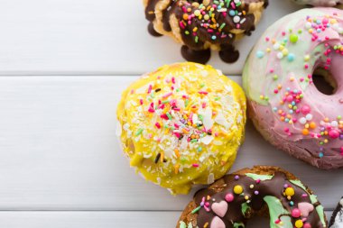 Kremalı ve serpiştirilmiş renkli donutlar. 