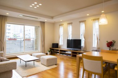 Büyük kanepeli oturma odasının modern iç tasarımı. 