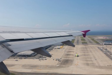 Havaalanı terminalinde uçaklar 