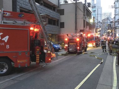 İtfaiyeciler, Japonya 'daki yangını söndürüyor.