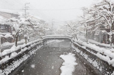 Kinosaki Onsen 'deki Otani Nehri yoğun kar altında, Kinki bölgesi, Japonya
