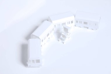 Beyaz arkaplanda izole edilmiş kağıt trenini kes