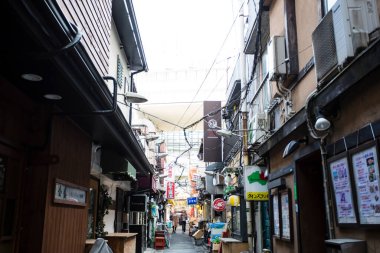 Japon şehrinde eski binaların olduğu dar cadde manzarası