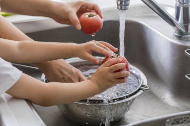 Domates mutfak lavaboda yıkama