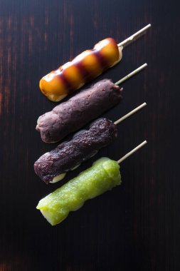 Dango, uruchi pirinç unu ve glutinous pirinç unuyla karıştırılmış pirinç unundan yapılan Japon tatlısı. Buharda pilavı pişirdikten sonra yapılan mochi yapma yönteminden farklıdır..