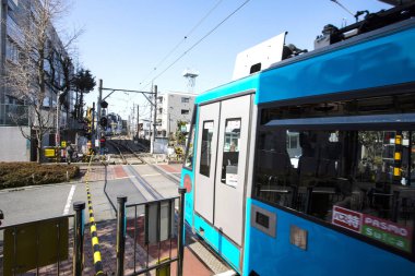Japon şehrindeki tren istasyonunda bir sürü insan var.