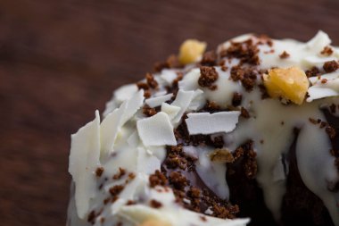 Çikolatalı pastayı renkli şekerlerle kapat.