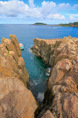 Güzel bir deniz manzarası. Doğa, seyahat. Tekne ve kayalık sahil