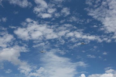 Gökyüzünde uçan iki beyaz helikopter