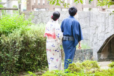 Genç Japon çift yaz parkında geleneksel kimono giyiyor.