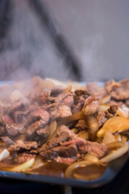 Lezzetli Asya yemeklerine et ile yakından bakın. 