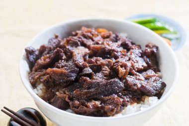 Asya tabağında kızarmış domuz ve pilav.