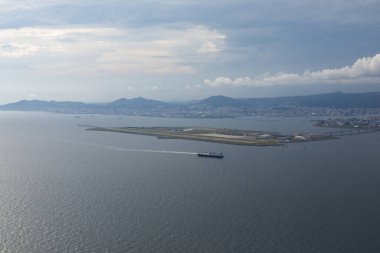 Deniz kıyısında uçak manzarası 