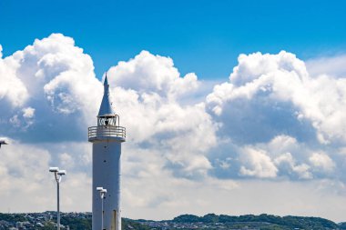 Mavi gökyüzü arka planındaki deniz feneri
