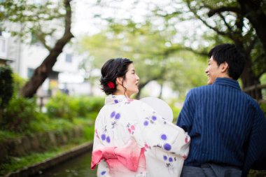 Genç Japon çift yaz parkında geleneksel kimono giyiyor.