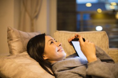 Evinde tableti olan güzel bir kız. 