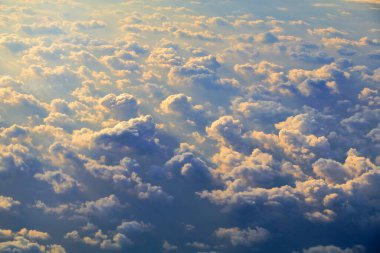 Gökyüzü bulutlu ve sabah güneşli