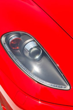 modern kırmızı araba farları, yakın plan.