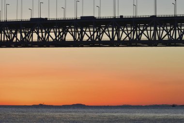 Denizde gün batımının manzarası.