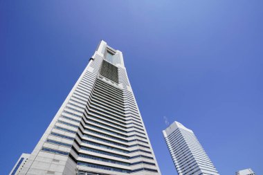 Modern şehir mimarisi, Tokyo, Japonya. Gökdelenler mavi gökyüzüne karşı güneşli bir günde 
