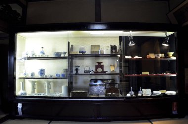 Müzeden çeşitli sanat eserleri, seramik ve diğer dekoratif nesneler ile birlikte görüntüle