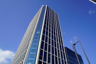 Modern şehir mimarisi, Tokyo, Japonya. Gökdelenler mavi gökyüzüne karşı güneşli bir günde 