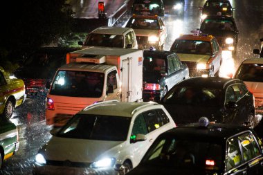 arabalar ve gece şehir ışıkları ıslak yolda