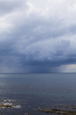 Deniz üzerinde fırtına bulutları olan güzel deniz manzarası