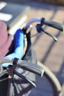 Parkta tekerlekli sandalyedeki engelli adamın kesilmiş fotoğrafı. 