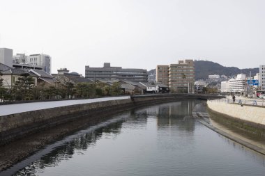 Japonya 'da gündüz vakti nehir olan Tokyo Köprüsü.