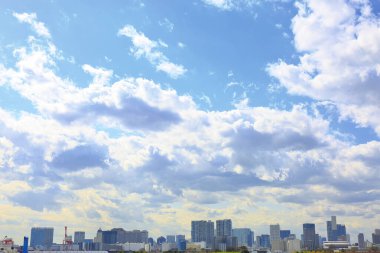 Bulutlu gökyüzü arka planında gündüz şehir manzarası, Japonya