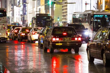 Yağmurlu havalarda şehirde gece trafiği 