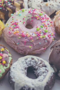 Kremalı ve serpiştirilmiş renkli donutlar. 