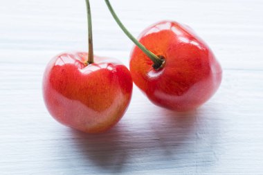beyaz zemin üzerine kırmızı taze kiraz 