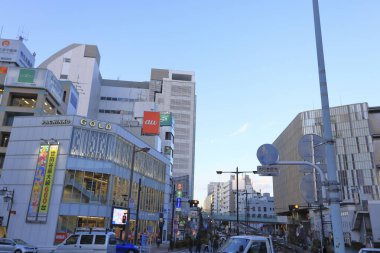 Tokyo caddesinde yürüyen insanlar